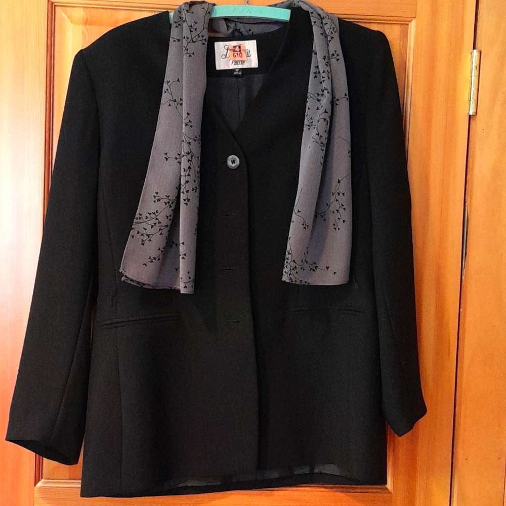 Size 8P Le Suit skirt and jacket set